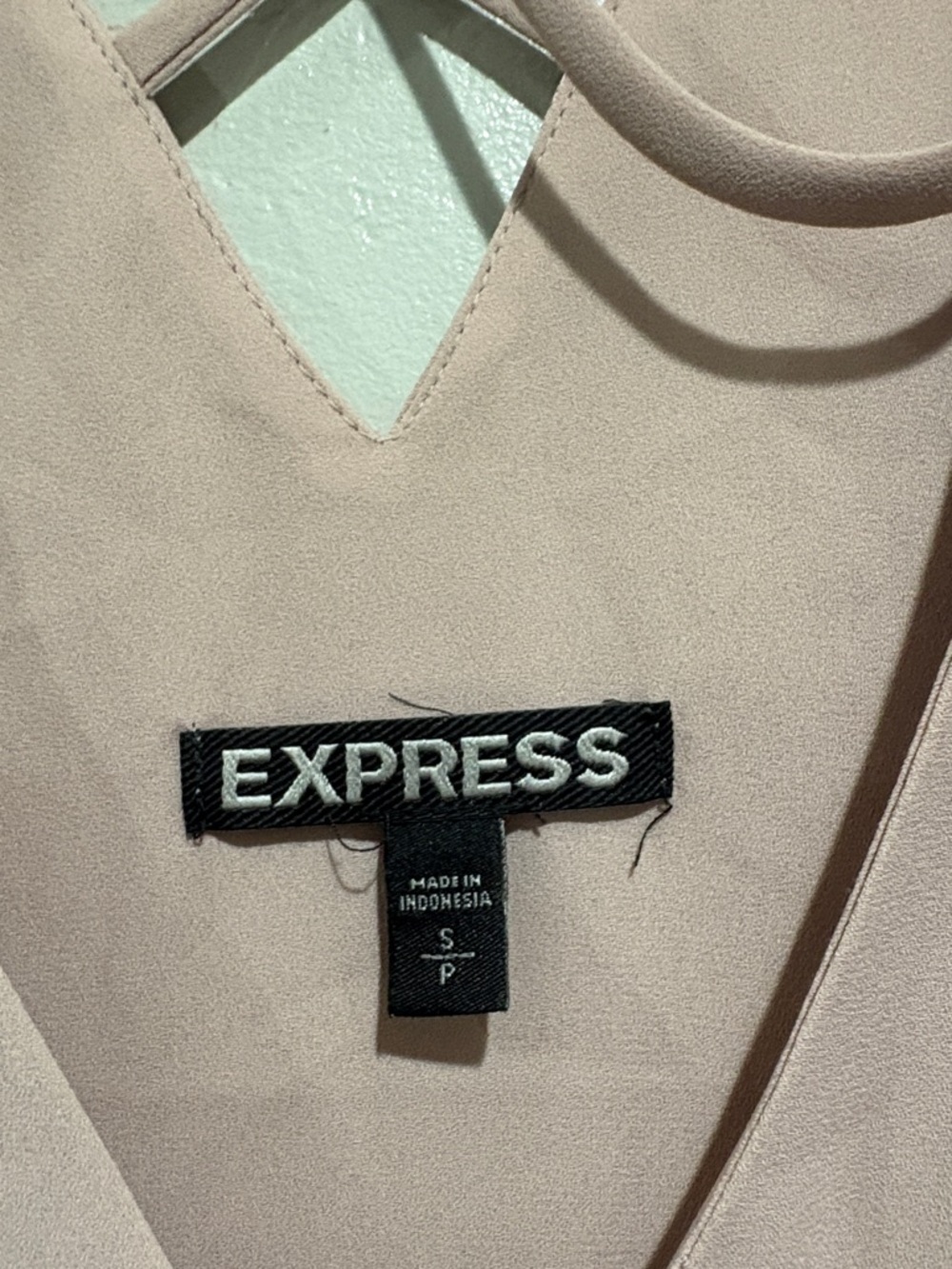 Express Pale Blush Pink V-Neck Shell Top - Picture 2 of 3